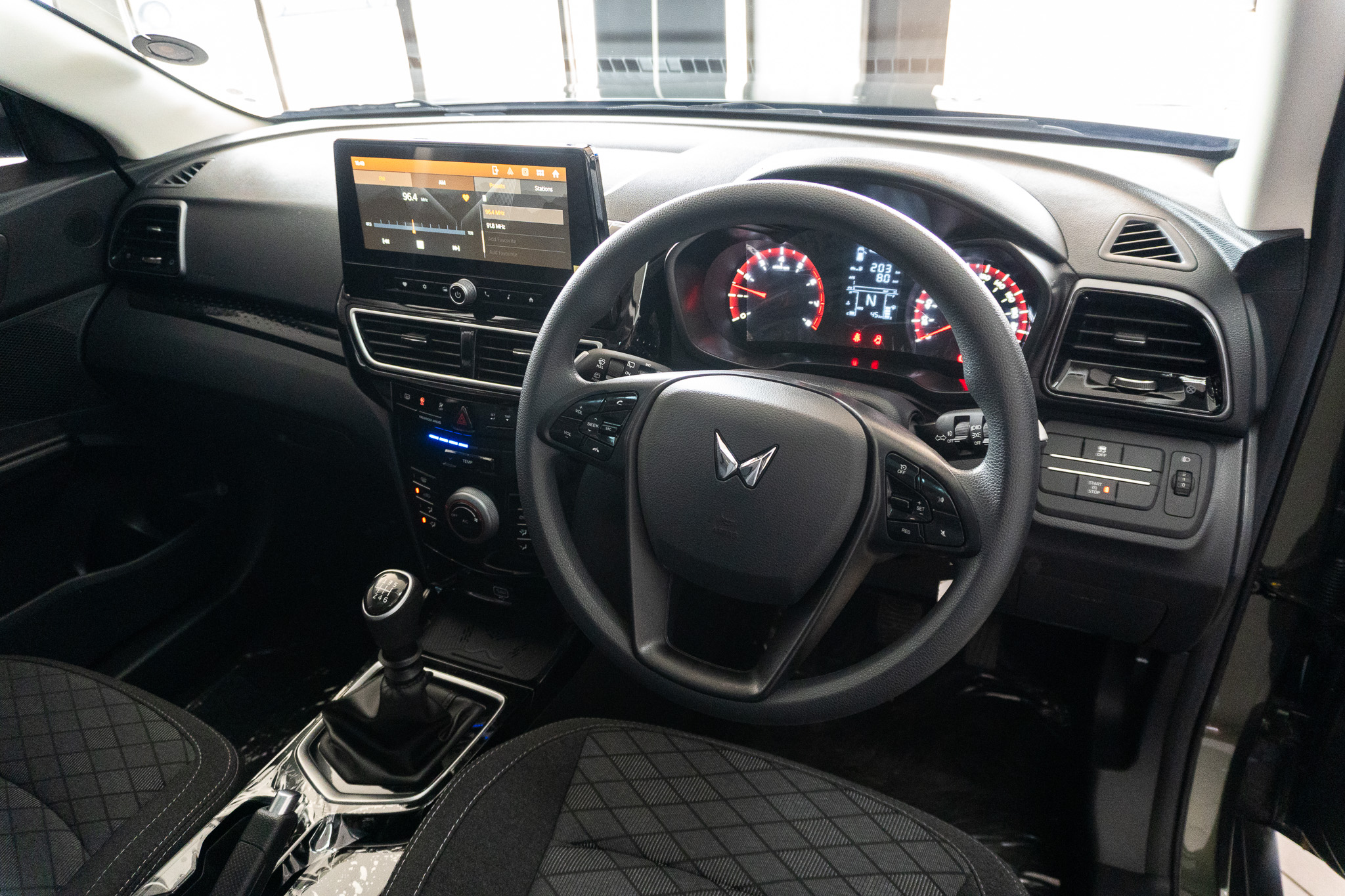 Mahindra XUV 3XO 1.2T MX3 manual 2025/114934_MahiXUV3X_1e3.jpg