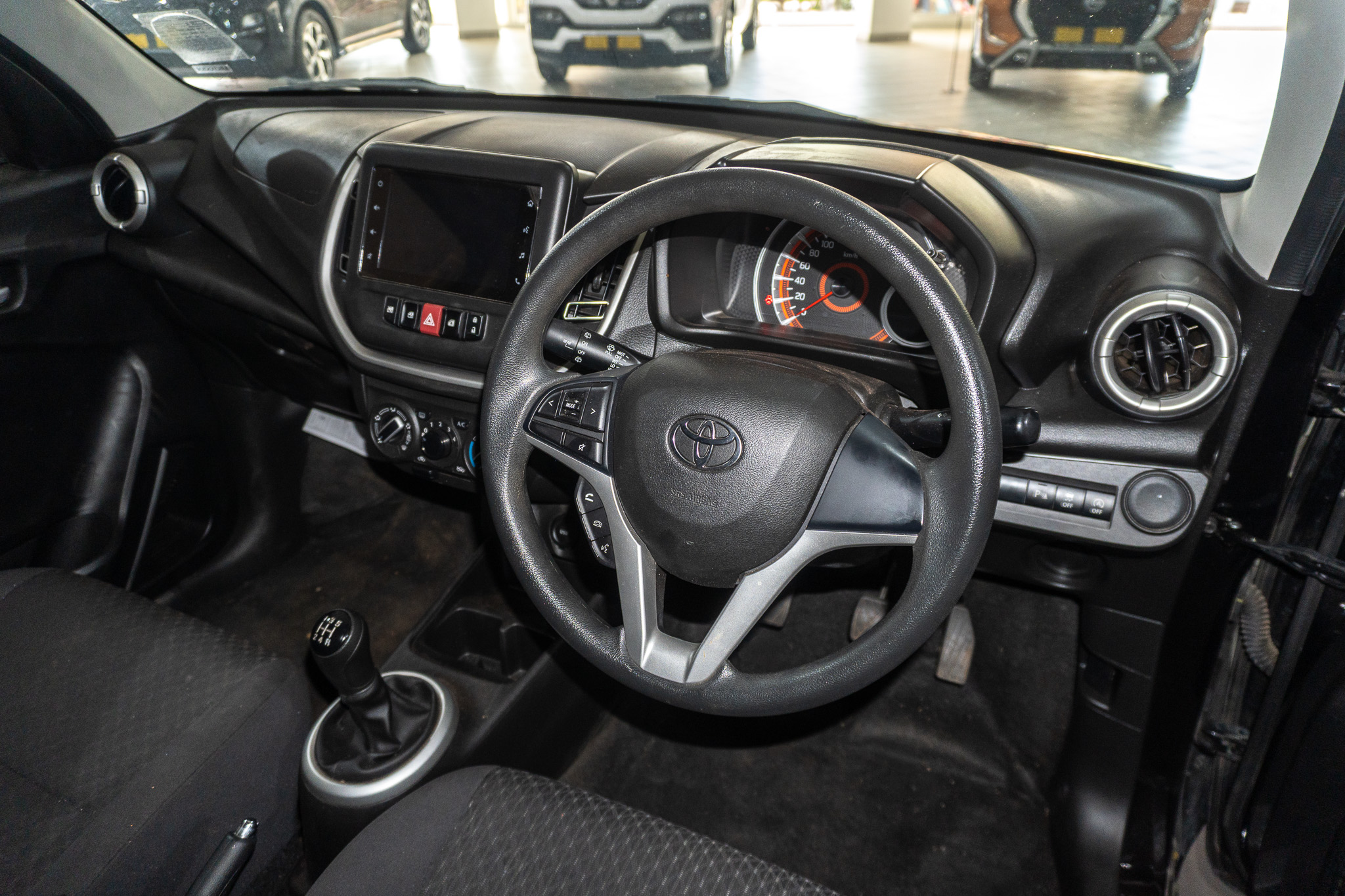 Toyota Vitz 1.0 XR manual 2025/116179_ToyoVitz1h2.jpg