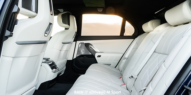 BMW i7 xDrive60 M Sport BMW-i7-xDrive60-M-Sport-P90492211--2023.01-UK.jpg