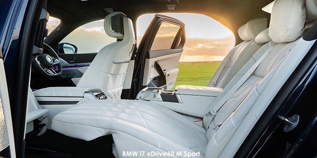 BMW i7 xDrive60 M Sport BMW-i7-xDrive60-M-Sport-P90492212--2023.01-UK.jpg