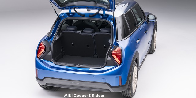 MINI Cooper S 5-door MINI-Cooper-S-5-door-Favoured-trim-P90553926-2024.09.jpg