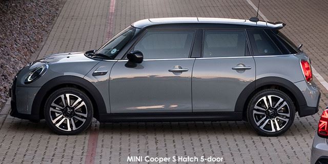 MINI Hatch Cooper S Hatch 5-door P90436320-MINI-Hatch-and-Convertible-group--facelift-2--2021.09-za.jpg