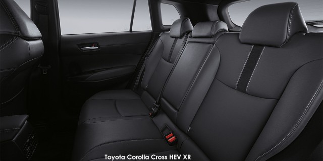 Toyota Corolla Cross 1.8 XR Toyota-Corolla-Cross-HEV-XR-back-seats-ret-blk-facelift-2025.01.jpg