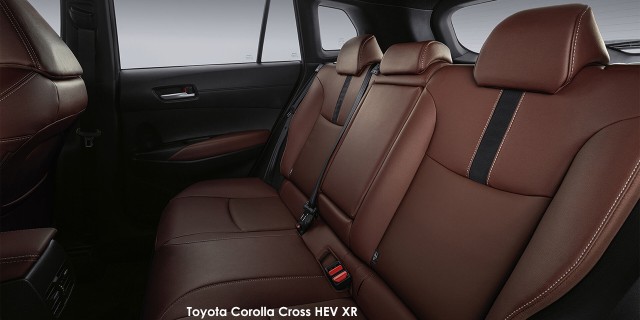 Toyota Corolla Cross 1.8 XR Toyota-Corolla-Cross-HEV-XR-back-seats-ret-facelift-2025.01.jpg
