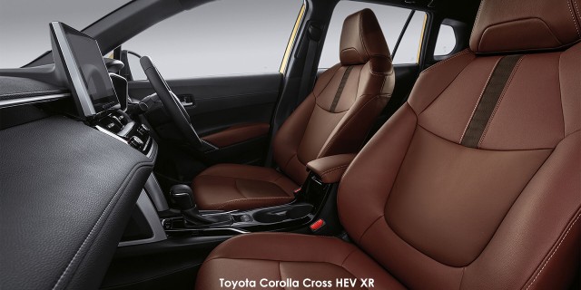 Toyota Corolla Cross 1.8 XR Toyota-Corolla-Cross-HEV-XR-front-seats-ret-facelift-2025.01.jpg