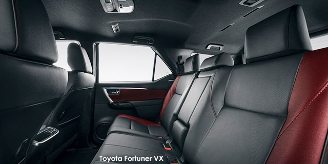 Toyota Fortuner 2.8GD-6 4x4 Toyota-Fortuner-interior-back-seats--facelift-2-4x4-VX--2023.02-za.jpg